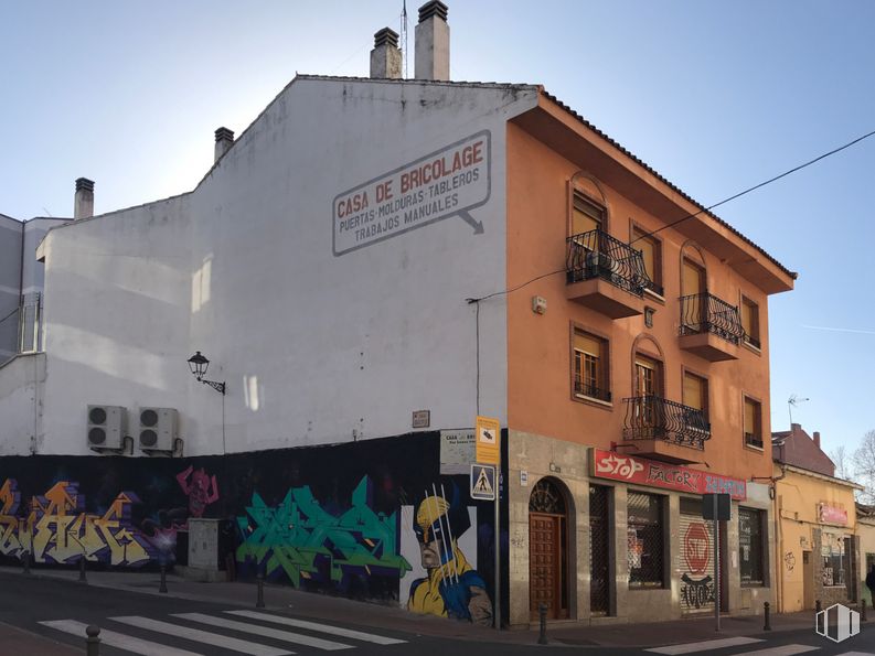 Retail for rent at Calle Los Curas, 44, Torrejón de Ardoz, Madrid, 28850 with building, sky, property, window, wall, residential area, facade, city, art and tree around