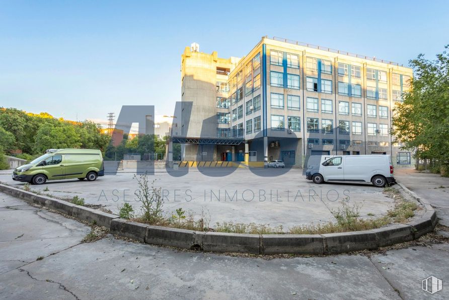 Office for sale at Calle Arroyo Bueno, Villaverde, Madrid, 28021 with car, building, van, wheel, plant, property, sky, vehicle, tire and tree around