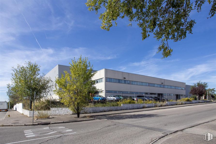 Nave en alquiler en Zona Industrial, Valdemoro, Madrid, 28341 con edificio, nube, cielo, planta, árbol, superficie de la carretera, asfalto, diseño urbano, fachada y inmobiliario alrededor