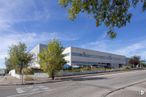 Industrial for rent at Zona Industrial, Valdemoro, Madrid, 28341 with building, cloud, sky, plant, tree, road surface, asphalt, urban design, facade and real estate around