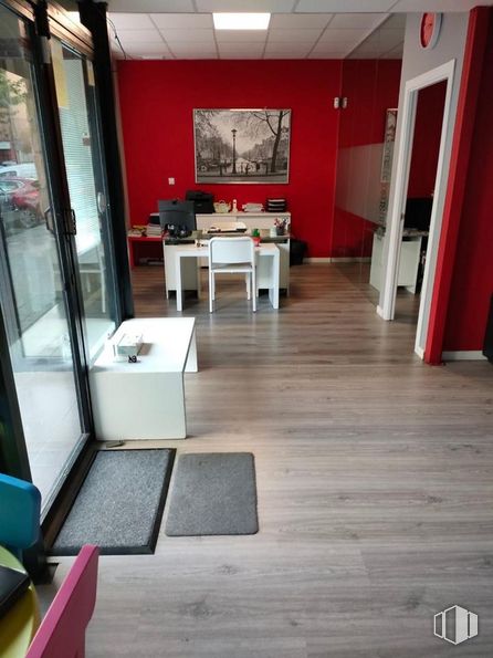 Retail for sale at Calle Nardo, Alcalá de Henares, Madrid, 28803 with chair, table, property, wood, interior design, flooring, tile flooring, floor, fixture and hall around