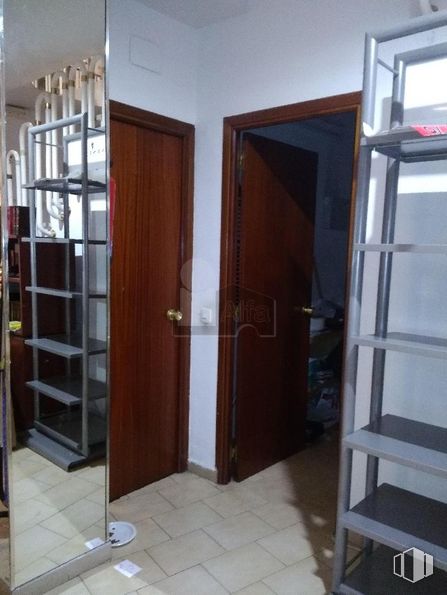 Local en venta en Calle Lago Erie, Vicálvaro, Madrid, 28032 con puerta, accesorio, edificio, asa, madera, cerrojo, pavimento, exterior automotriz, piso y tinte para madera alrededor