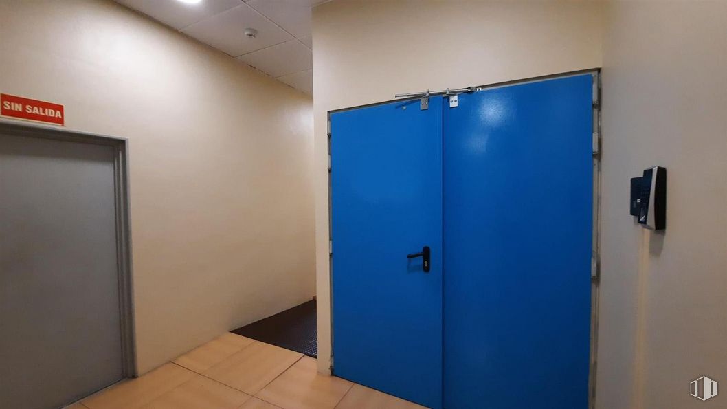 Office for rent at Calle Méndez Álvaro, 9 , Arganzuela, Madrid, 28045 with wardrobe, door, fixture, floor, flooring, electric blue, ceiling, building, handle and gas around