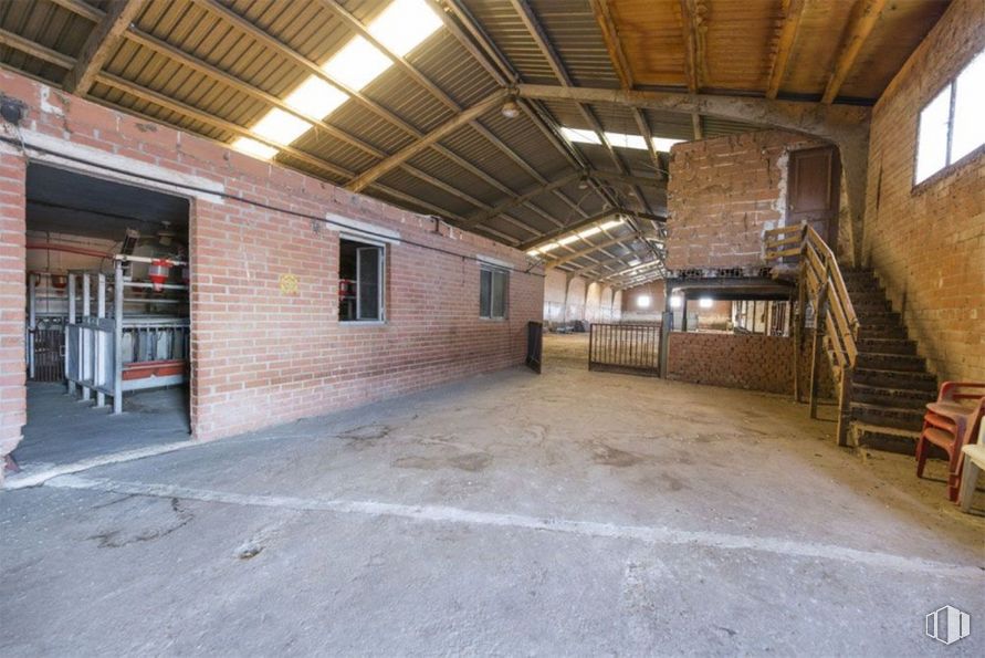 Industrial for sale at Calle Méntrida, s/n, Valmojado, Toledo, 45940 with window, building, wood, hall, floor, beam, flooring, house, brickwork and ceiling around