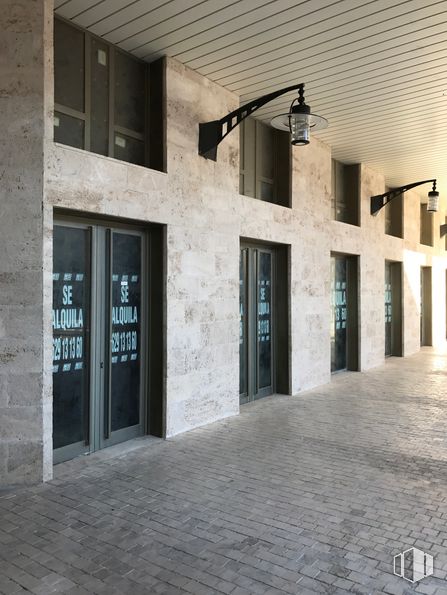 Retail for sale & for rent at Plaza Nueva de Noblejas, Noblejas, Toledo, 45350 with lighting, door, building, fixture, interior design, floor, wood, shade, flooring and facade around