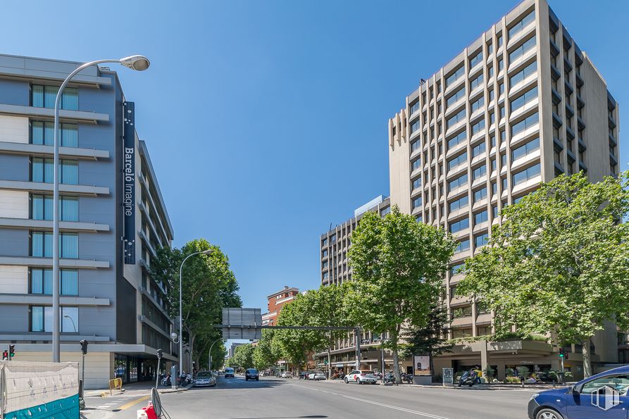 Local en venta en Calle Agustín de Foxá, 25, Chamartín, Madrid, 28036 con coche, edificio, cielo, día, propiedad, neumático, rueda, luz, azul y luz de la calle alrededor