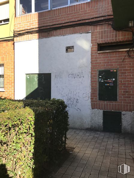 Local en alquiler y venta en Calle Nuestra Señora del Pilar, 17, Alcalá de Henares, Madrid, 28803 con planta, ventana, edificio, superficie de carretera, madera, árbol, suelo, diseño urbano, pared y rectángulo alrededor