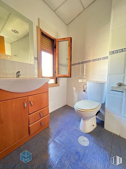 Office for rent at Calle Cardenal Tavera, Toledo, 45003 with toilet, cabinetry, sink, mirror, bathroom cabinet, property, building, plumbing fixture, toilet seat and bathroom around