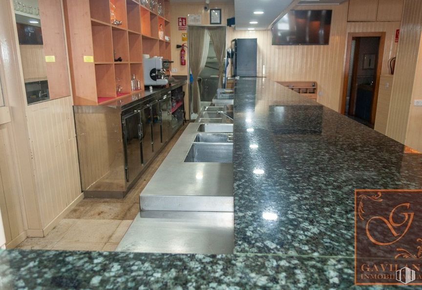 Local en venta en Calle Constitución, Daganzo de Arriba, Madrid, 28814 con fregadero, ebanistería, encimera, madera, diseño de interiores, alumbrado, pavimento, cocina, piso y pasillo alrededor