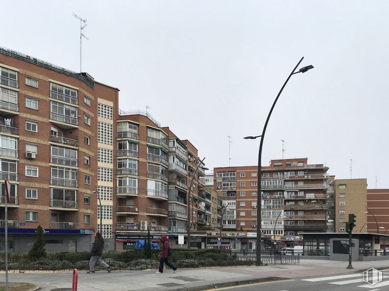 Local en alquiler en Avenida Constitución, 47, Móstoles, Madrid, 28931 con edificio, cielo, día, ventana, luz de la calle, planta, bloque de torres, diseño urbano, condominio y superficie de la carretera alrededor