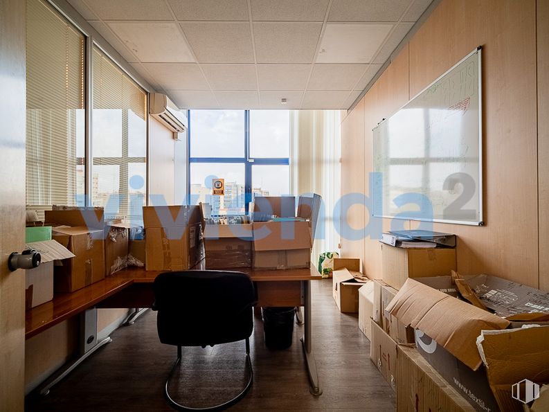 Industrial for rent at Zona Valdefuentes, Hortaleza, Madrid, 28033 with chair, desk, furniture, property, window, wood, fixture, interior design, flooring and floor around