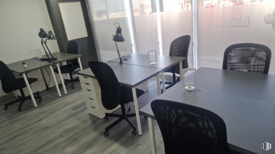 Oficina en alquiler en Calle Puerto Morcuera, 13, Leganés, Madrid, 28919 con silla, alumbrado, escritorio, mesa, mesa, lámpara, mueble, edificio, silla de oficina y interiorismo alrededor