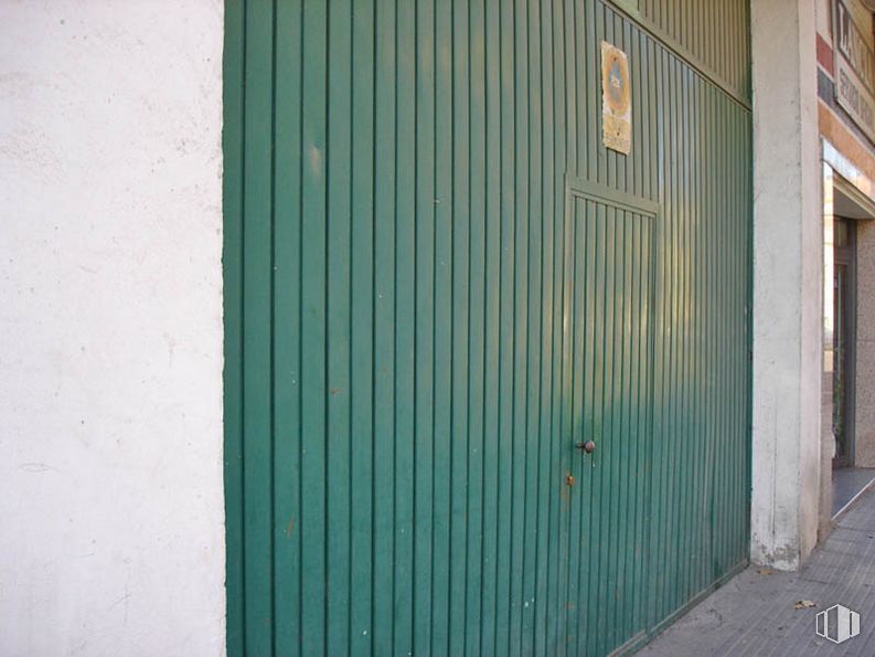 Retail for sale at Calle Cañada de la Sierra, Talavera de la Reina, Toledo, 45600 with door, azure, building, wood, fixture, rectangle, road surface, composite material, tints and shades and gas around