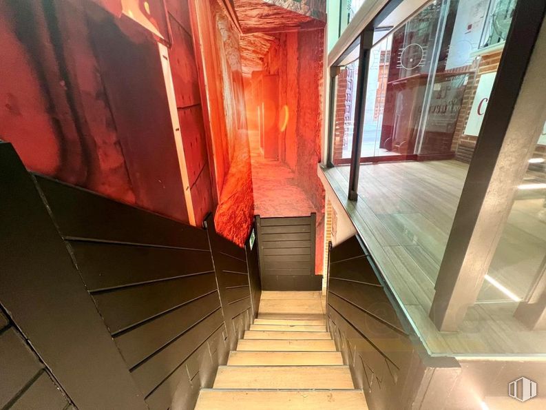 Retail for sale at Calle Cava Baja, Centro, Madrid, 28005 with red, wood, stairs, composite material, wood stain, metal, hardwood, handrail, plank and varnish around