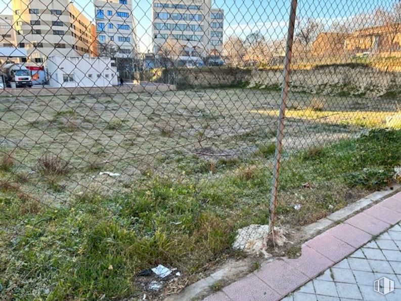 Suelo en alquiler en Calle Muguet, 15, Carabanchel, Madrid, 28044 con edificio, planta, terreno, vegetación, valla, diseño urbano, hierba, barrio, zona residencial y cubierta vegetal alrededor