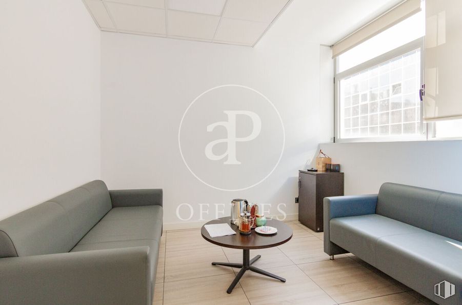 Oficina en alquiler y venta en Calle Alfonso Gómez, San Blas - Canillejas, Madrid, 28037 con sofá, ventana, mesa de centro, mueble, mesa, propiedad, edificio, confort, madera y alumbrado alrededor