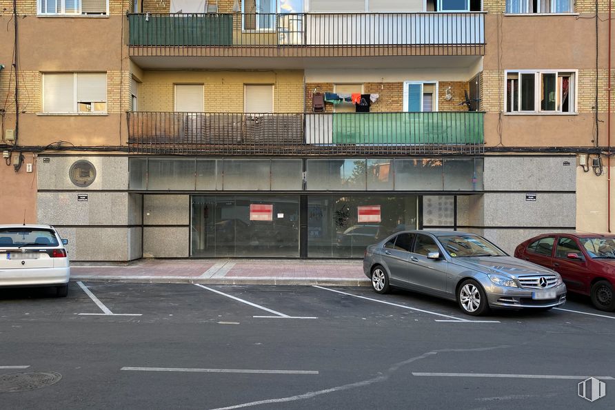 Local en alquiler y venta en Calle Alfonso X El Sabio, 17, Parla, Madrid, 28980 con coche, ventana, edificio, luz de estacionamiento automotriz, vehículo terrestre, neumático, vehículo, rueda, iluminación automotriz y diseño automotriz alrededor