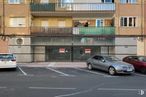 Retail for sale & for rent at Calle Alfonso X El Sabio, 17, Parla, Madrid, 28980 with car, window, building, automotive parking light, land vehicle, tire, vehicle, wheel, automotive lighting and automotive design around