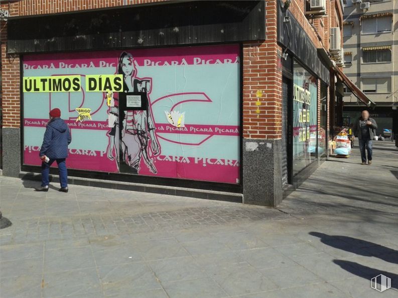 Retail for rent at Calle Estrella Elola, Valdemoro, Madrid, 28340 with person, outerwear, pants, clothing, advertising, banner, poster, logo, sign and billboard around