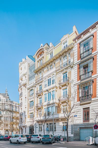 Oficina en alquiler en Casa del Marqués de Morella, Calle Montalbán, 7, Retiro, Madrid, 28014 con coche, edificio, ventana, cielo, neumático, rueda, azul, vehículo, diseño urbano y condominio alrededor