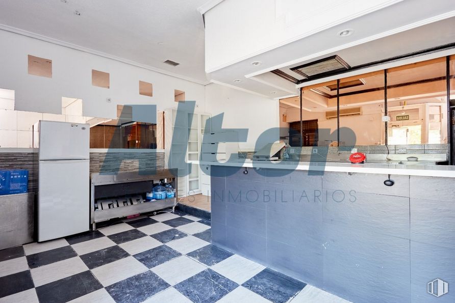 Local en venta en Paseo Yeserías, Arganzuela, Madrid, 28005 con refrigerador, ebanistería, edificio, casa, cocina, madera, diseño de interiores, suelo de baldosas, suelo y pasillo alrededor