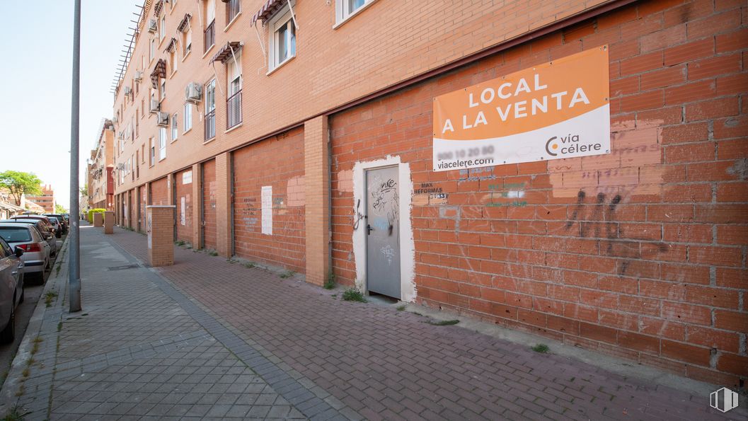 Retail for sale at Calle Neptuno, 49, Valdemoro, Madrid, 28341 with door, window, building, brick, road surface, plant, brickwork, wood, flooring and facade around