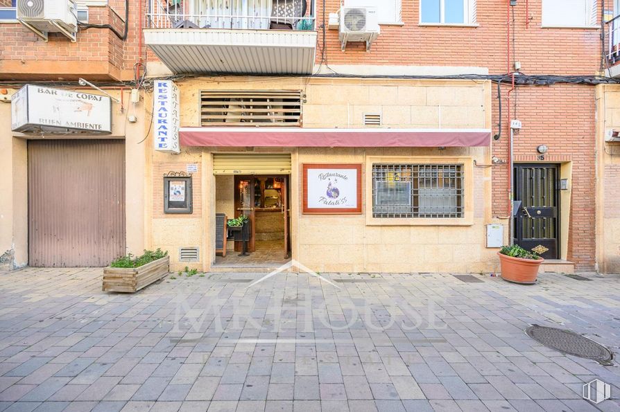 Retail for sale at Calle Dos Amigos, Parla, Madrid, 28980 with window, door, wall, road surface, facade, composite material, sidewalk, brick, concrete and brickwork around