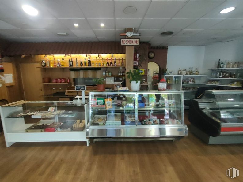 Retail for rent at Calle Esteban Collantes, Ciudad Lineal, Madrid, 28017 with shelf, shelving, interior design, food, display case, retail, furniture, bakery, restaurant and ceiling around