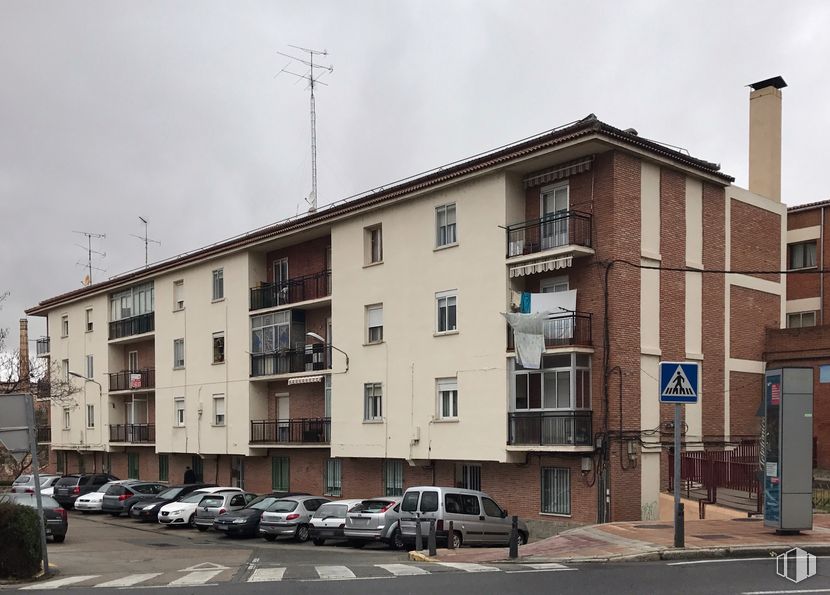 Retail for sale & for rent at Calle Anselmo Carretero, 1, Segovia, 40003 with building, car, sky, window, cloud, wheel, vehicle, architecture, urban design and residential area around