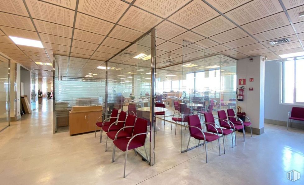 Office for sale & for rent at Calle Hermanos García Noblejas, San Blas - Canillejas, Madrid, 28037 with chair, furniture, interior design, floor, flooring, hall, wall, shade, fixture and glass around