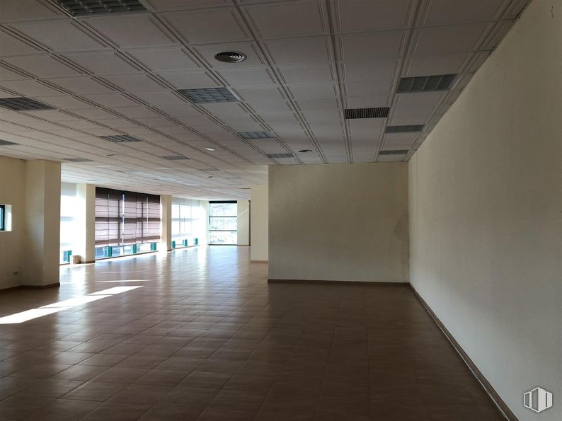 Industrial for sale at San Crispín - La Estación Consorcio, Colmenar Viejo, Madrid, 28770 with window, floor, flooring, ceiling, interior design, lighting, tile flooring, hall, composite material and glass around