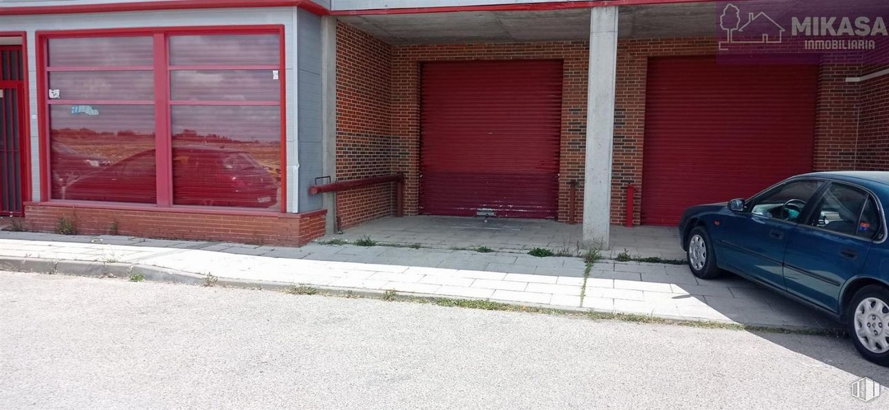 Industrial for sale at Polígono Las Cubiertas, Griñón, Madrid, 28971 with car, tire, wheel, road surface, asphalt, brickwork, vehicle, brick, garage door and door around