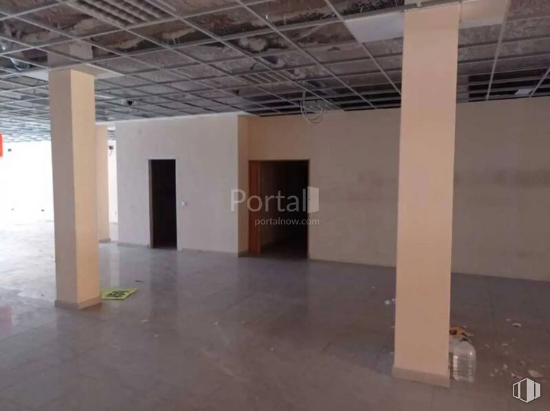 Retail for sale at Avenida Rey Juan Carlos I, Tarancón, Cuenca, 16400 with interior design, flooring, art, floor, hall, automotive design, building, wood, glass and ceiling around