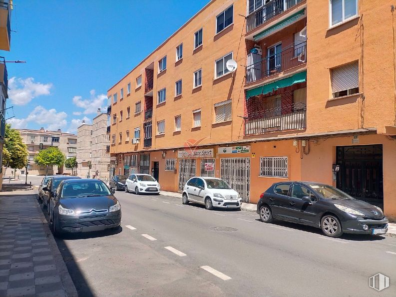 Retail for sale at Zona Reyes Católicos, Cuenca, 16003 with car, building, land vehicle, window, motor vehicle, automotive exterior, neighbourhood, city, town and automotive parking light around