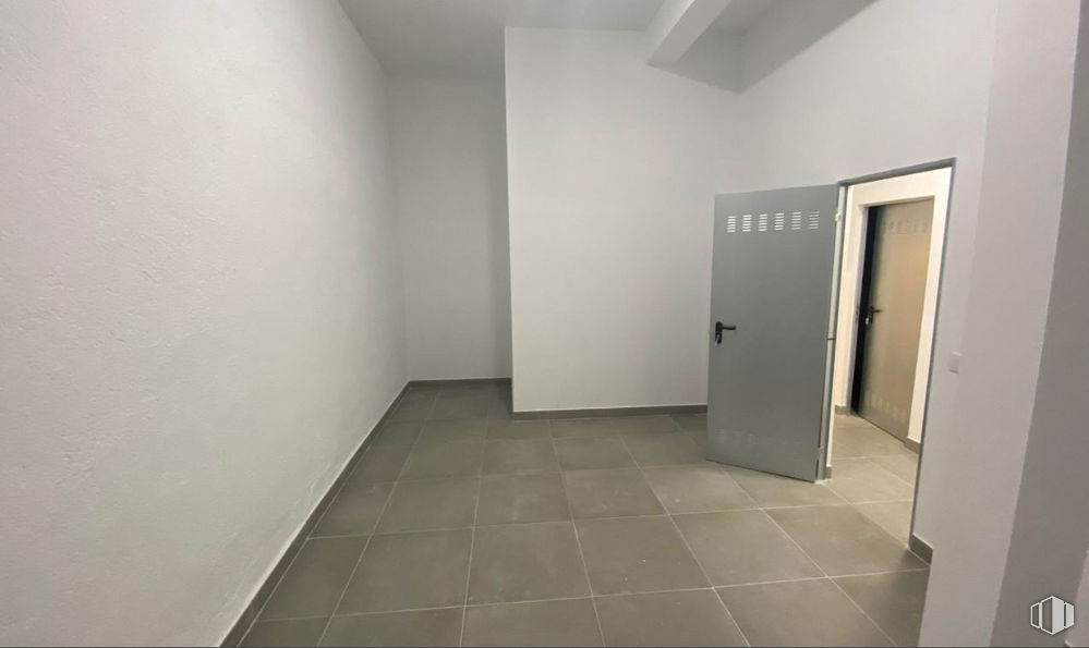 Local en venta en Calle Campo, Villaviciosa de Odón, Madrid, 28670 con puerta, accesorio, suelo, techo, yeso, evento, asa, habitación, vidrio y arte alrededor