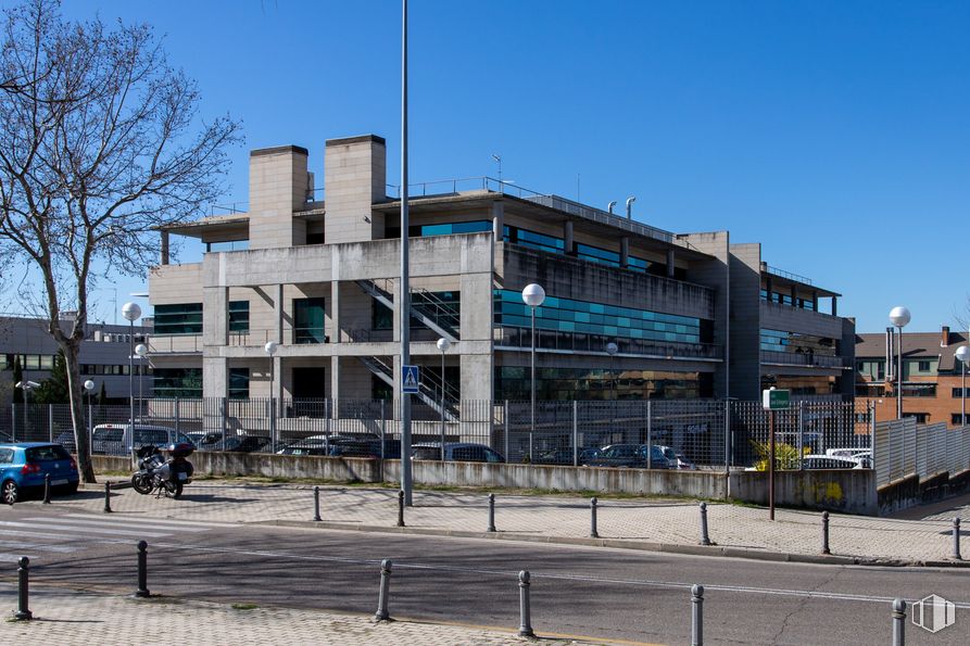 Oficina en alquiler y venta en Edificio Las Américas III, Calle Adolfo Pérez Esquivel, 3, Las Rozas de Madrid, Madrid, 28230 con coche, edificio, cielo, planta, ventana, diseño urbano, condominio, árbol, casa, barrio residencial y bloque de pisos alrededor