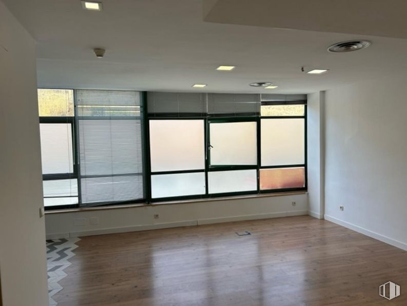 Oficina en alquiler y venta en Zona Somosaguas, Pozuelo de Alarcón, Madrid, 28223 con persiana de la ventana, ventana, accesorio, sombra, madera, interiorismo, edificio, hall, suelos y inmobiliario alrededor