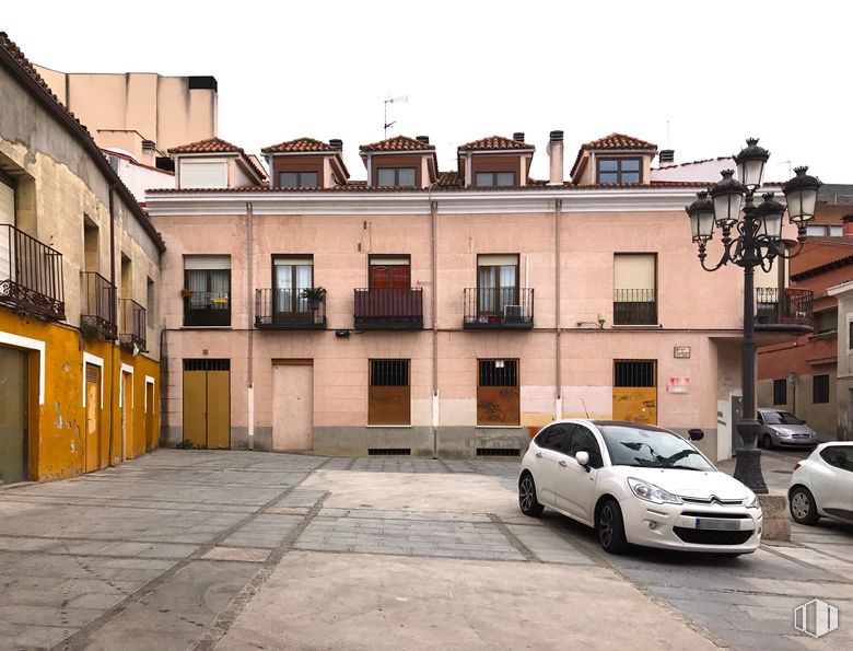 Retail for sale at Calle Miguel de Cervantes, 1, Guadalajara, 19001 with car, building, wheel, land vehicle, tire, vehicle, window, sky, automotive design and house around