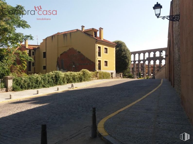 Land for sale at Zona Acueducto, Segovia, 40003 with light fixture, sky, plant, building, window, road surface, asphalt, land lot, house and neighbourhood around