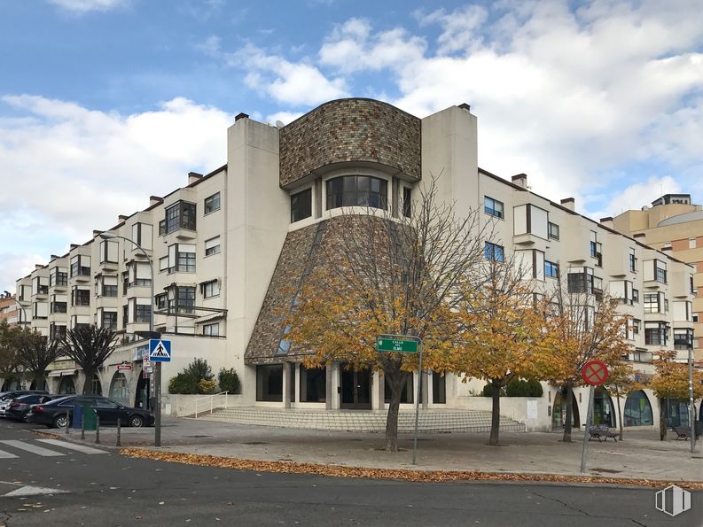 Local en alquiler y venta en Avenida Constitución, 71, Coslada, Madrid, 28820 con edificio, coche, ventana, nube, cielo, luz de la calle, planta, diseño urbano, zona residencial y casa alrededor