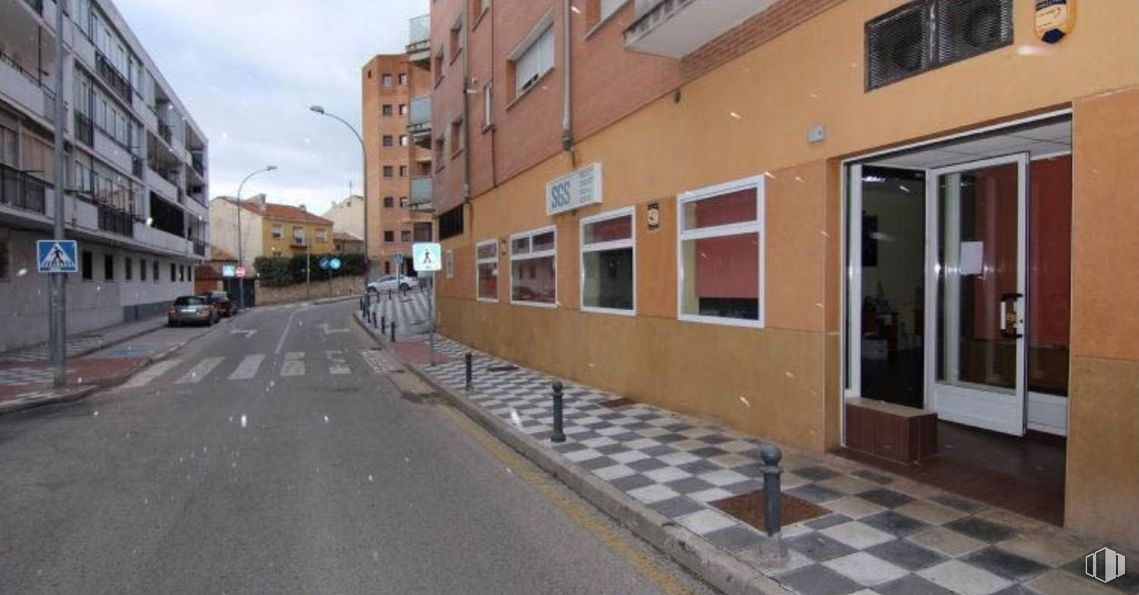 Retail for sale & for rent at Zona Fausto Culebras, Cuenca, 16004 with window, building, door, infrastructure, sky, road surface, asphalt, urban design, neighbourhood and street light around