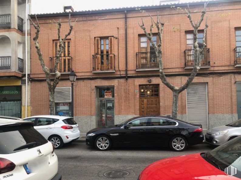 Local en alquiler y venta en Calle Eras, Villaviciosa de Odón, Madrid, 28670 con coche, ventana, neumático, vehículo terrestre, rueda, luz de estacionamiento, vehículo, edificio, iluminación del automóvil y infraestructura alrededor