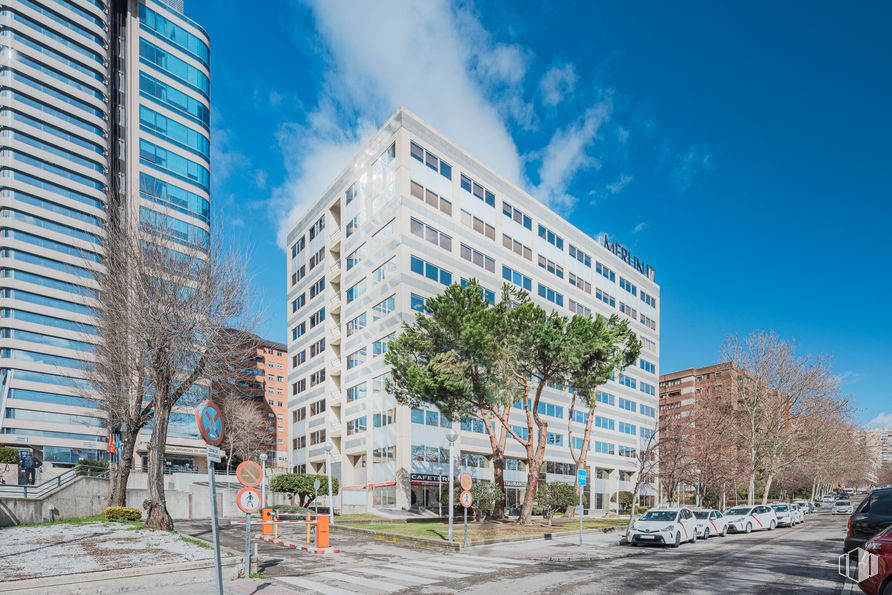 Oficina en alquiler en Calle Santiago de Compostela, 94, Fuencarral - El Pardo, Madrid, 28029 con edificio, nube, cielo, tiempo de día, propiedad, ventana, infraestructura, planta, árbol y diseño urbano alrededor