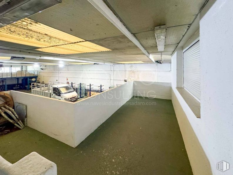 Nave en venta en Calle Almería, Humanes de Madrid, Madrid, 28970 con persiana de la ventana, techo, suelos, suelo, material compuesto, transparencia, iluminación natural, hall, material de construcción y diseño alrededor