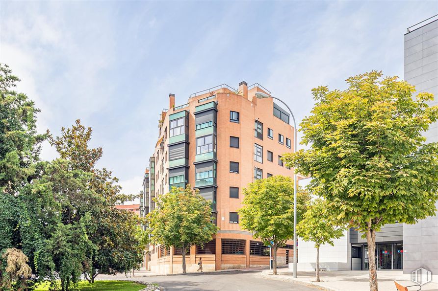 Local en alquiler en Avenida Camilo Jose Cela, 33, Salamanca, Madrid, 28028 con edificio, durante el día, apartamento, ciudad, fachada, zona urbana, zona residencial, barrio, condominio y área metropolitana alrededor