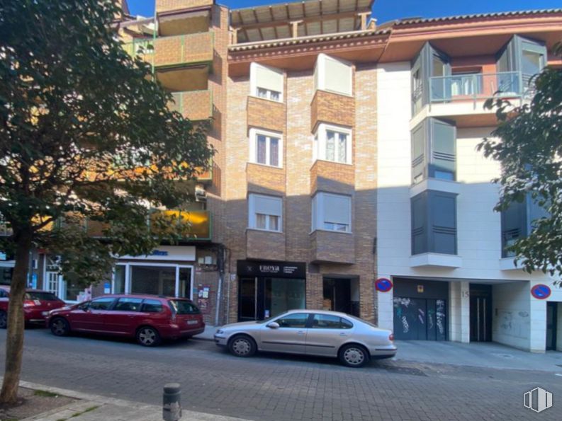 Retail for sale at Calle Madrid, Leganés, Madrid, 28911 with car, building, window, wheel, land vehicle, tire, property, vehicle, sky and tree around