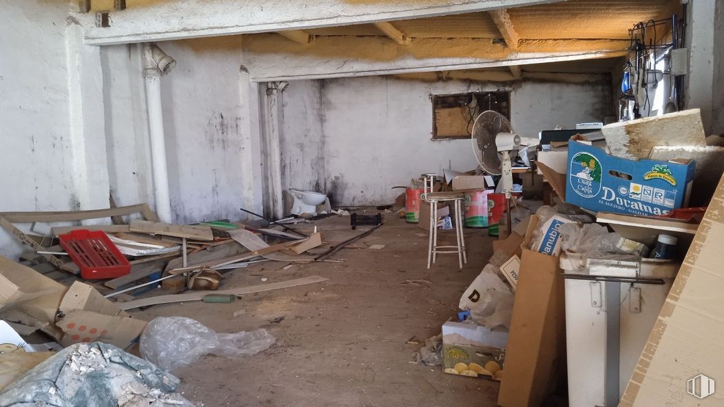 Retail for sale at Calle Tercia, Malpica de Tajo, Toledo, 45692 with packaged goods, wood, building, floor, house, flooring, building material, gas, fixture and soil around