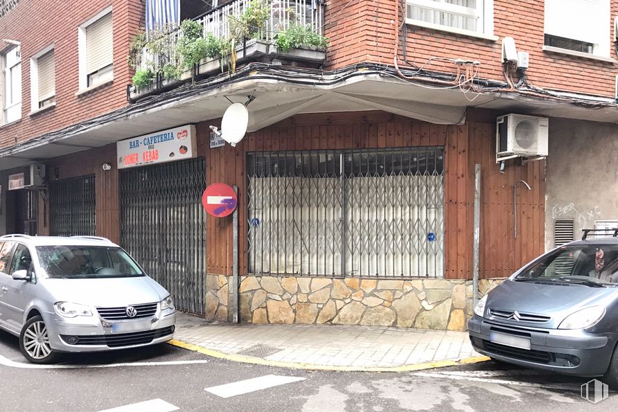 Retail for sale at Calle Conde Peromoro, 1, Talavera de la Reina, Toledo, 45600 with car, wheel, window, land vehicle, automotive parking light, vehicle, vehicle registration plate, tire, photograph and building around