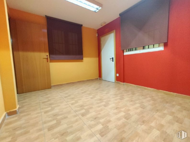 Nave en venta en Zona industrial, Coslada, Madrid, 28823 con puerta, propiedad, madera, suelo, accesorio, suelos, hall, pintura, techo y tinte para madera alrededor