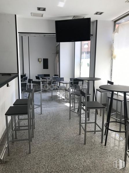 Retail for rent at Centro urbano, Talavera de la Reina, Toledo, 45600 with table, chair, stool, furniture, flooring, interior design, floor, hall, ceiling and event around